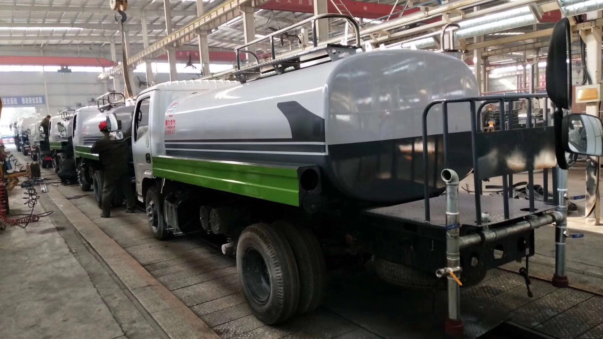 тележка Бовсер воды 8КБМ, тележка цистерны с водой 4 кс 2 ХОВО для теплой доставки воды