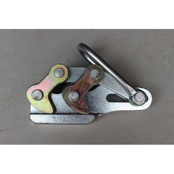 用具のアース線をクランプひもでつなぐ送電線は現れります