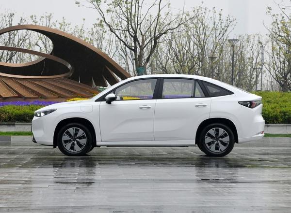 純電動車 ジーリー・カオ・カオ 60EV 交換可能なバッテリーと415kmの走行距離 & 150km/h最高速の高速充電