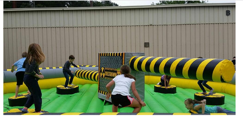 Challenge Inflatable Meltdown Wipeout Sport Game With Rotative Machine