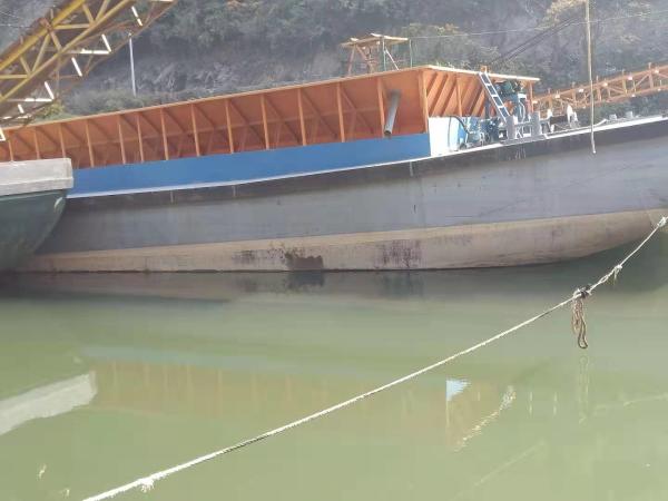 High Power Self Propelled Barge 3000 Tons Capacity For Sand Transport