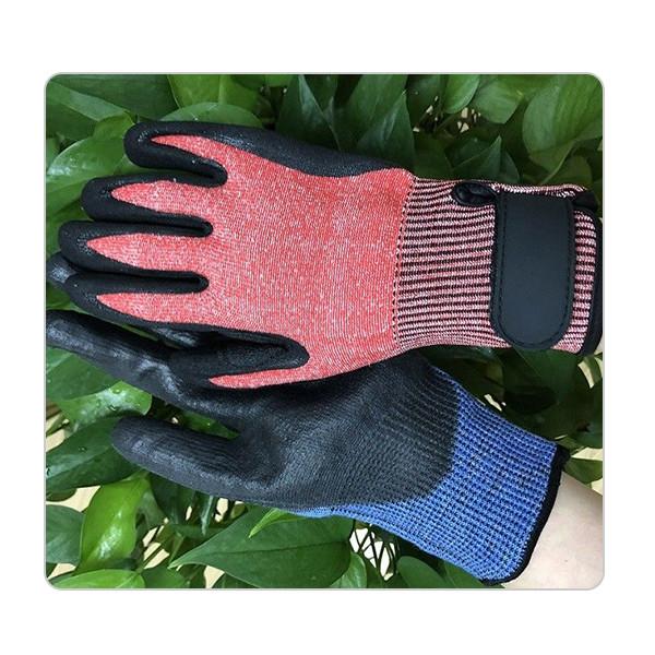 Red HPPE Ansi Level 4 Cut Resistant Sandy Nitrile Palm Coated Gloves For Oil And Wet Environments