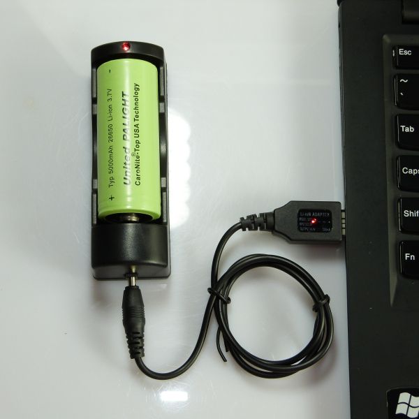 Lightweight Plug In Travel Battery Charger , Battery 26650 Charger 100*33*31mm