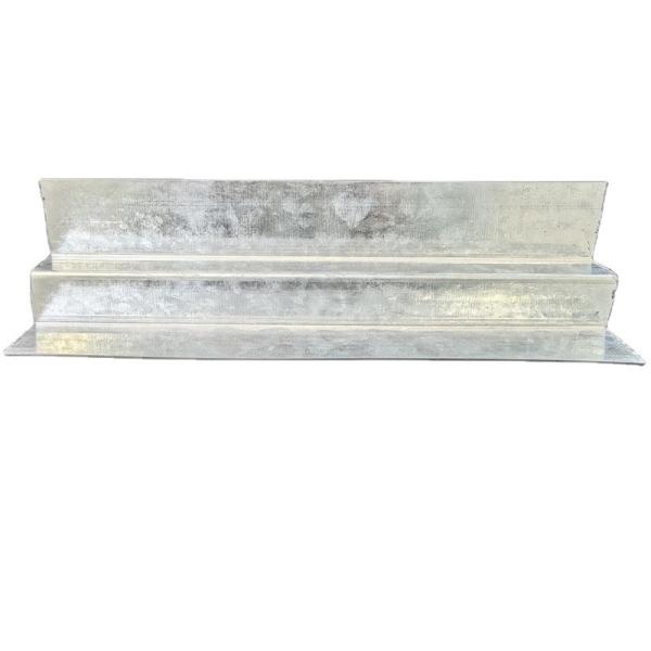 Composants de grille en T de plafond blancs, montants métalliques et rails dans un design moderne pour une solution de système de plafond suspendu décoratif