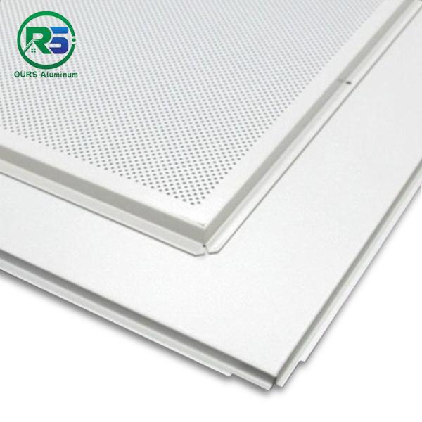 A configuração perfurada no alumínio branco das telhas do teto do metal suspendeu 600mmx600mm