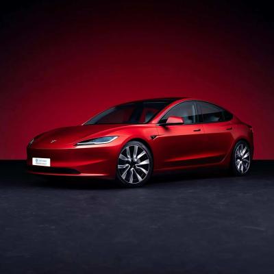 La voiture électrique Tesla Model 3 accélère à zéro en 6,1 secondes.