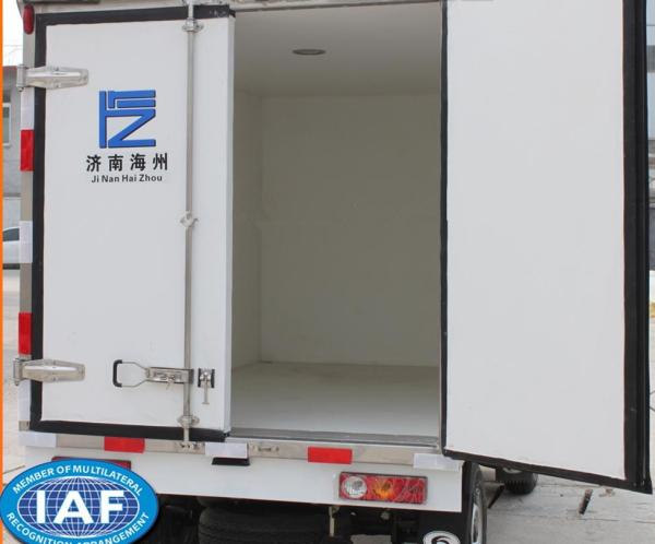 Fiberglass Refrigerator  Box Truck loading capacity 0.5 - 0.8 Ton  for refrigeration transportation