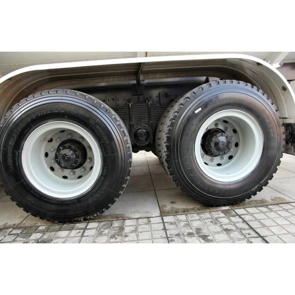 Sinotruck Howo 6*4 режим привода 10 шина нефтетанкер грузовик 25 кубических 10 метров длиной LHD