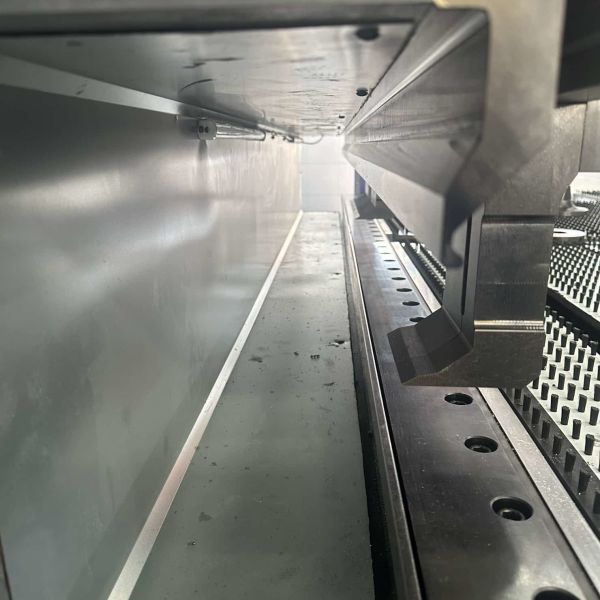 Automatic CNC Sheet Metal Bending Machine with ±0.1mm Precision and Custom Presser Foot Lifting for 13-Axis CNC Control