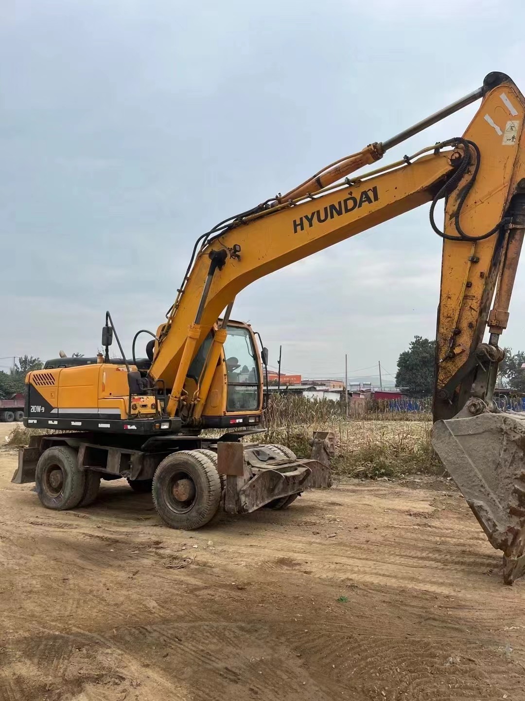 22 тонны Hyundai R210w-9 колесный экскаватор, оснащенный двигателем Cummins B7