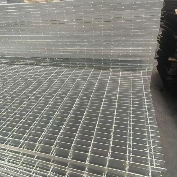 Packed Steel Serrated Galvanized Grating Grid Ready To Go Through Opening For Europe