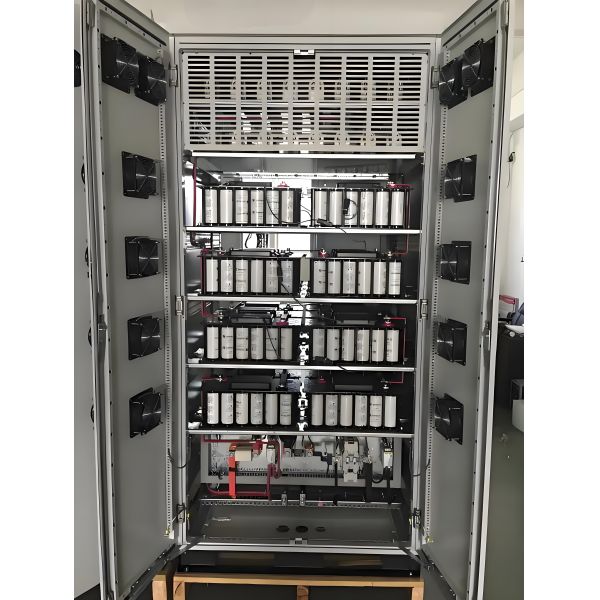 Gabinete de almacenamiento de energía fotovoltaica refrigerado por aire 100kW 215kWh 220kWh IP54