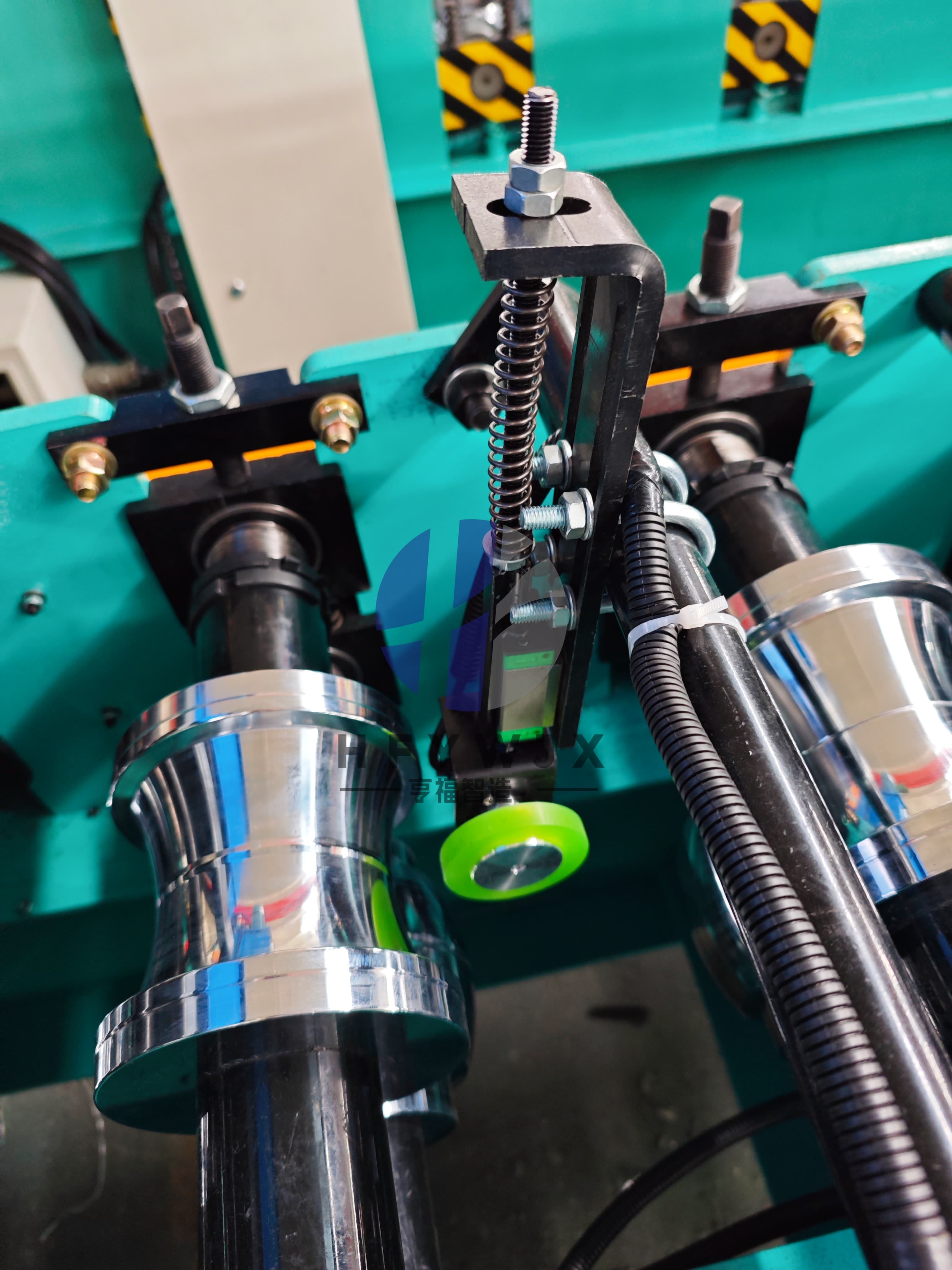 High Speed 20-25 m/min Fence Roll Forming Machine with 16 Rows Rollers and Non-stop Flying Shear Cutting