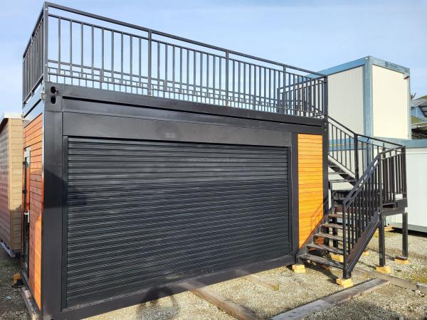Maison de conteneurs préfabriqués à deux étages pour le centre commercial style Boba 50/75/100 mm Wave Sandwich Panel Mur et terrasse de design moderne