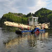Bateau de récolte pour les plantes aquatiques et les déchets flottants