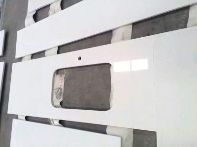 As bancadas de mármore lustradas de quartzo do granito, homem fizeram a superfície branca Worktop do sólido