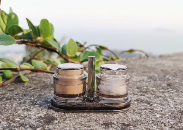 Des mélangeurs d'arômes en plastique à usage unique avec du sel et du poivre noir à l'intérieur préemballés polyvalents, jetables