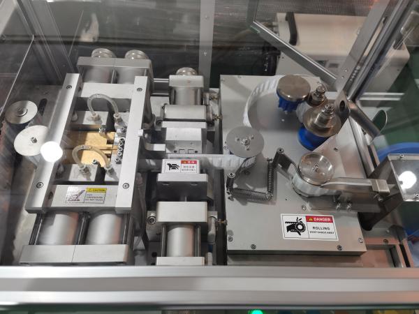 Equipamento a motor elétrico para enchimento e vedação automáticos de depósitos em grande demanda