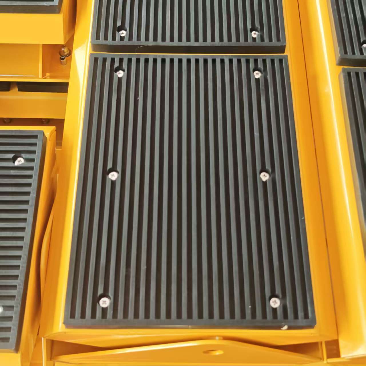 Lightweight Aluminum Portable Vehicle Barricades with Foldable Design for Short-Distance Braking in Road Safety