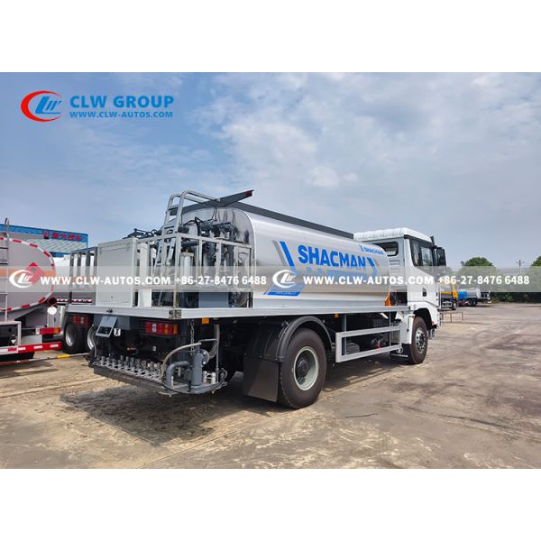 SHACMAN X3000 10m³ Asphalt Distributor Truck Precise Asphalt Spreading For Road Maintenance