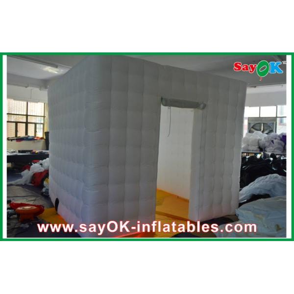 Раздувная светлая будочка приведенная фото крупного плана парадного входа выставки одного раздувная с цветами освещения