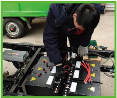 Carro livre da manutenção da bateria de carro que liga baterias
