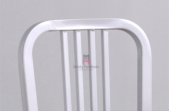 Стулья алюминиевого металла табуретки военно-морского флота Эмеко на открытом воздухе обедая с лоснистой изогнутой задней частью