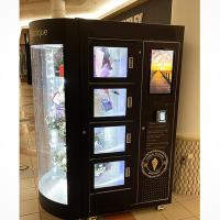 Máquina automática de venda de buquês ao ar livre com prateleiras transparentes com grande janela