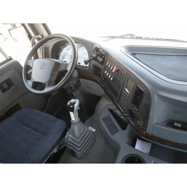 Durable Howo Tractor Head Truck , 40 Tons 10 Wheel 371hp Prime Mover Truck