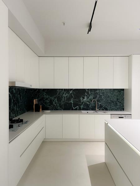 Armoire de cuisine en MDF moderne sans poignée, design à ouverture par pression