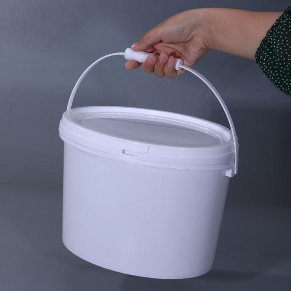 Un seau en plastique blanc de 10 litres pour un matériau respectueux de l'environnement dans l'industrie de la peinture au latex