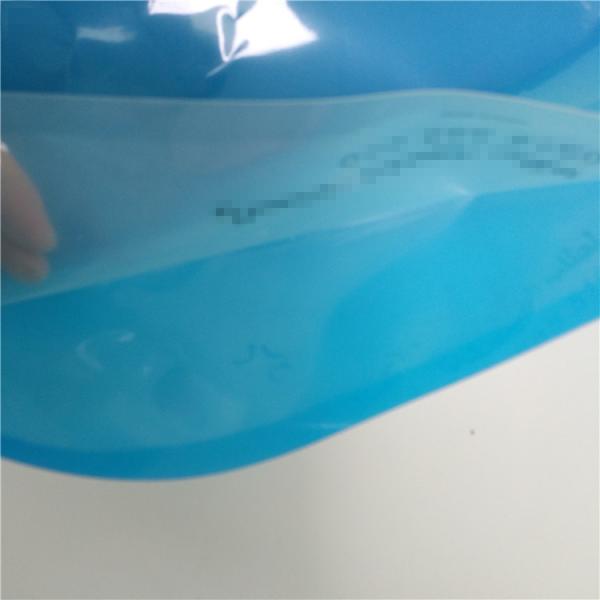 Os sacos líquidos exteriores do armazenamento, água potável levantam-se o malote do bico com punho