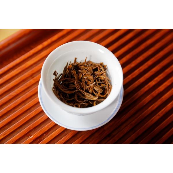 Thé noir organique fumé fermenté de Lapsang Souchong avec la sécheresse de pinède