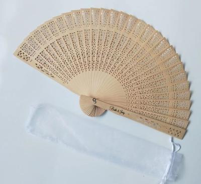 Ventiladores de mão de madeira tradicionais ecológicos com anéis de metal Ventilador de bambu para presente personalizado Ventiladores de mão dobráveis