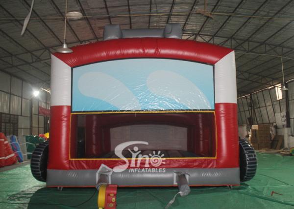O castelo bouncy inflável do carro de bombeiros da explosão para crianças e os adultos party o tempo