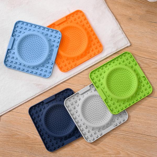 Customized Color Silicone Pet Feeding Plate for Dog and Cat Licking Pad in 2024