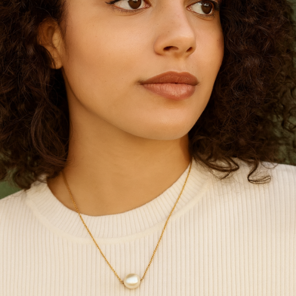 This stylish necklace with an 18k gold natural pearl pendant has a unique design, making it suitable for fashion boutiques and jewelers, catering to the preferences of different customers.
