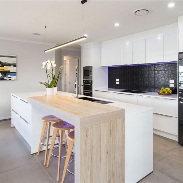 European Style Solid Wood Kitchen Cabinet Furniture with Guaranteed and Glossy Finish