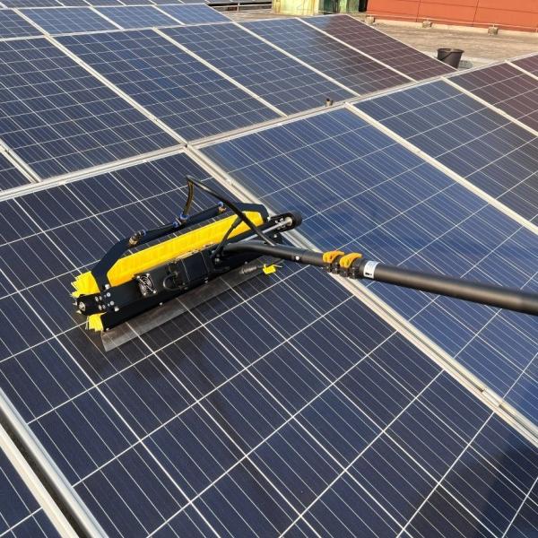 5.5M Mochila telescópica de pólo com escova rolante a bateria para limpeza de painéis solares
