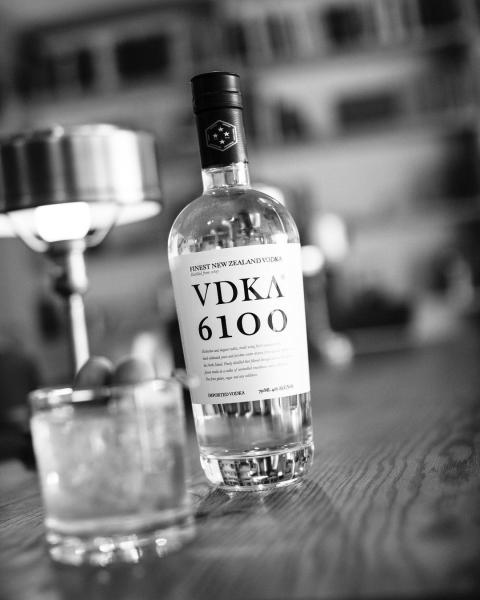 750ml VDKA 6100 VODKA GLASS BOTTLE, SUPER FLINT, PAPER LABEL DECORTION, New Zealand Vokda