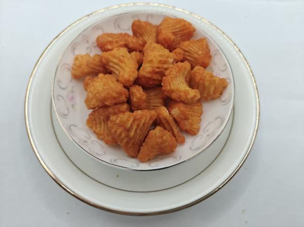 風味豊かなおやつ、カリカリ食感の渦巻き米菓、絶妙な味わい