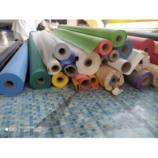 На открытом воздухе гигантский рекламируя гелий воздушного шара загерметизировал печатание цифров