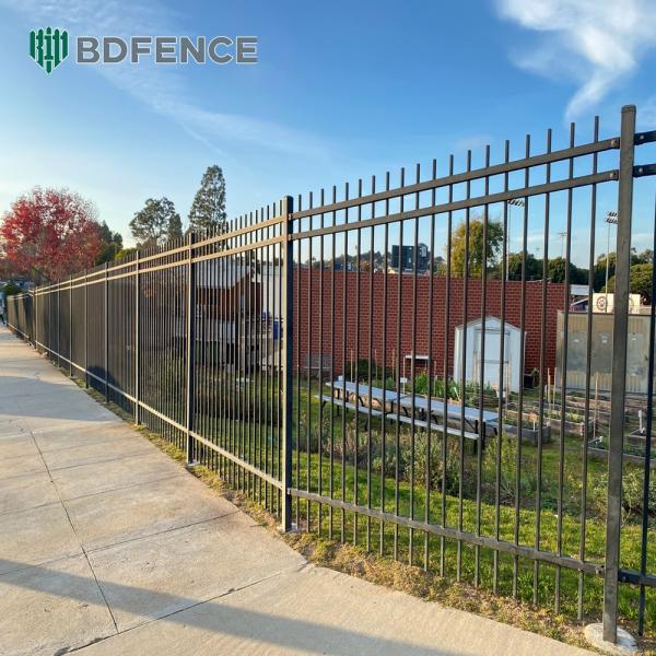 Pet-Containment Tubular Steel Fence Pool Digging Barrier