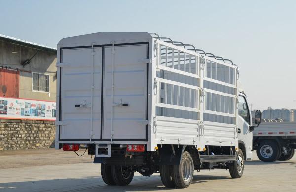 Small Cargo Trucks SAIC Light Truck Fence Box 4 Meters Single Axle Diesel Engine 95hp