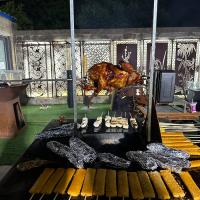 Grill de aço corten vermelho enferrujado com grelhador de frango automático