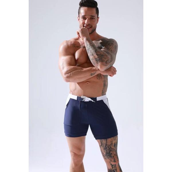 Зашнуруйте носку пляжа людей замыкает накоротко горячий источник заплыв случайных людей дизайнерский замыкает накоротко