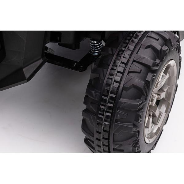 Мальчики от 8 до 13 лет ездят на строительном грузовике