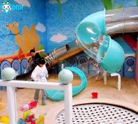 Parcs de trampolines professionnels en intérieur pour enfants avec une fente en mousse de diapositives colorée
