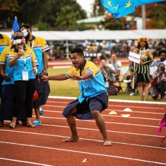 Iaaf approuvé 400m standard 8 voies Sandwich enduit de pulvérisation piste de course en caoutchouc pour les terrains de sport