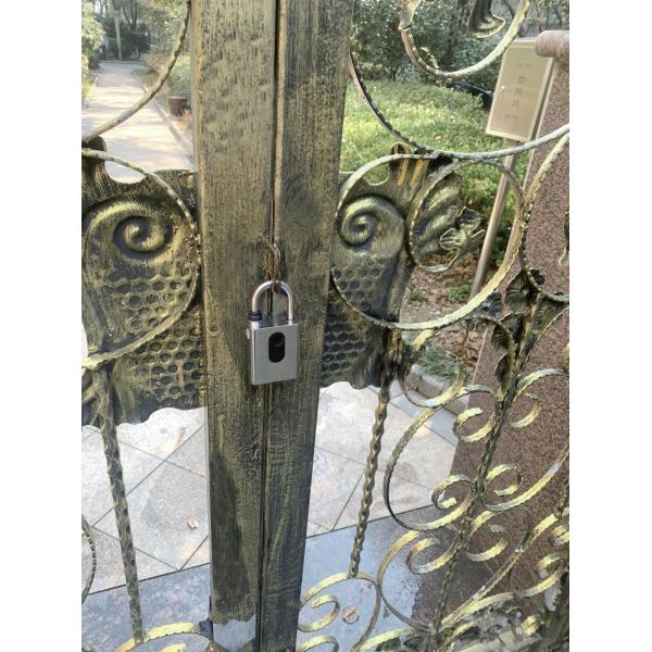 Smart Fingerprint Key Padlock Enhanced Security 100 Fingerprint Capacity IP65 Waterproof 20,000-Cycle Lifespan Hardened Shackle